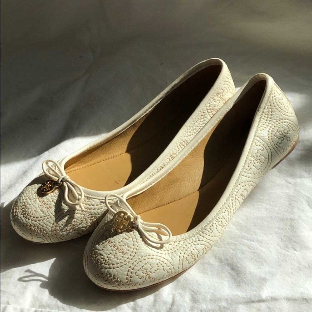 Barely worn Tory Burch cream and gold flats
